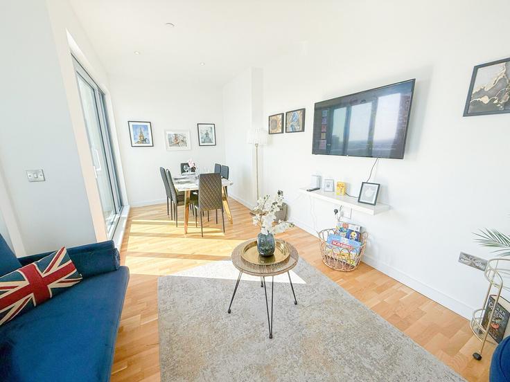 Elegant gestaltetes Wohnzimmer mit moderner Einrichtung in einer Wohnung im Building Lombard Road - elite-property-london - 1547221 in London Borough of Wandsworth, London