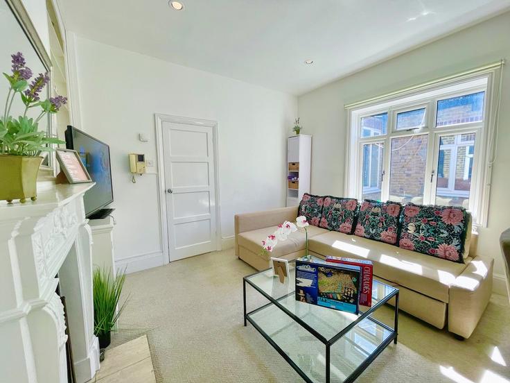 Salle de séjour élégante avec mobilier moderne dans un appartement à Building Colwith Road - elite-property-london - 1547229 à London Borough of Hammersmith and Fulham, London
