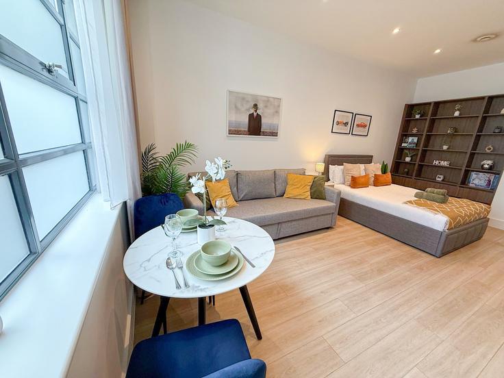 Salle de séjour élégante avec mobilier moderne dans un appartement à Building Frampton Street - elite-property-london - 1547223 à City of Westminster, London