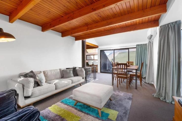 Building Panners Way - elite-stays-management-limited - 1507742 adresindeki bir dairede modern mobilyalarla zarif bir şekilde tasarlanmış oturma odası Queenstown, Queenstown