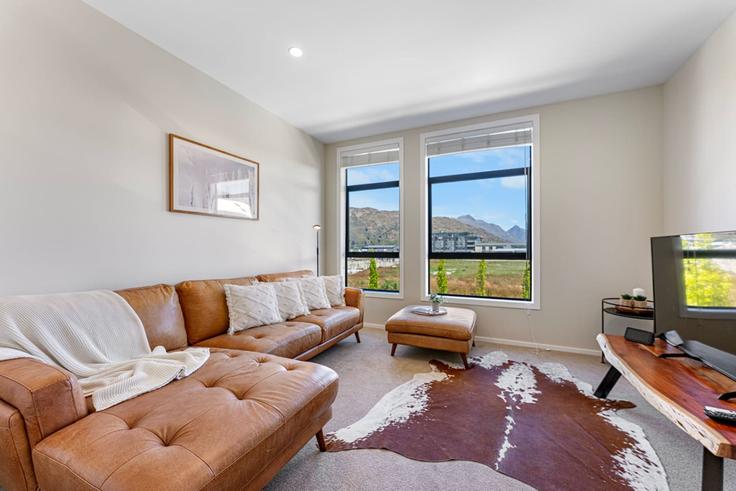 Building Tewa Street - elite-stays-management-limited - 1507743 adresindeki bir dairede modern mobilyalarla zarif bir şekilde tasarlanmış oturma odası Frankton, Queenstown