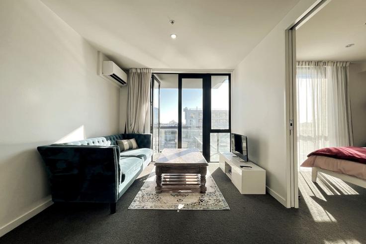 Elegant gestaltetes Wohnzimmer mit moderner Einrichtung in einer Wohnung im Building Latimer Square - elite-stays-management-limited - 1621713 in Christchurch Central City, Christchurch