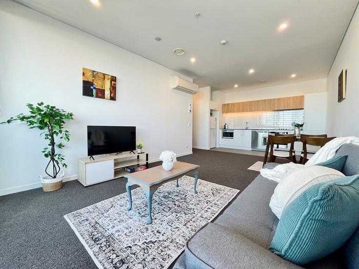 Elegant gestaltetes Wohnzimmer mit moderner Einrichtung in einer Wohnung im Building Welles Street - elite-stays-management-limited - 1621722 in Christchurch Central City, Christchurch
