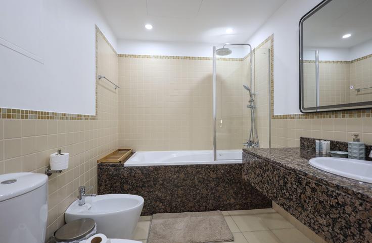 Dubai Marina, Dubai의 Building Al Yolat Street - elitelux - 1024997 - DXB에 위치한 세련되고 감각적으로 디자인된 욕실