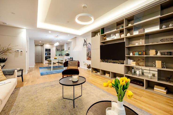 Sala de estar elegantemente projetada com móveis modernos em um apartamento no Building Great Newport Street - ellercove - 1031188 - LON em City of Westminster, London