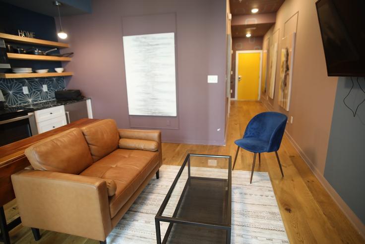 Elegant gestaltetes Wohnzimmer mit moderner Einrichtung in einer Wohnung im Building 13th Street Northeast - elmhurst-furnished-rentals - 1234726 - ATL in Atlanta, Atlanta