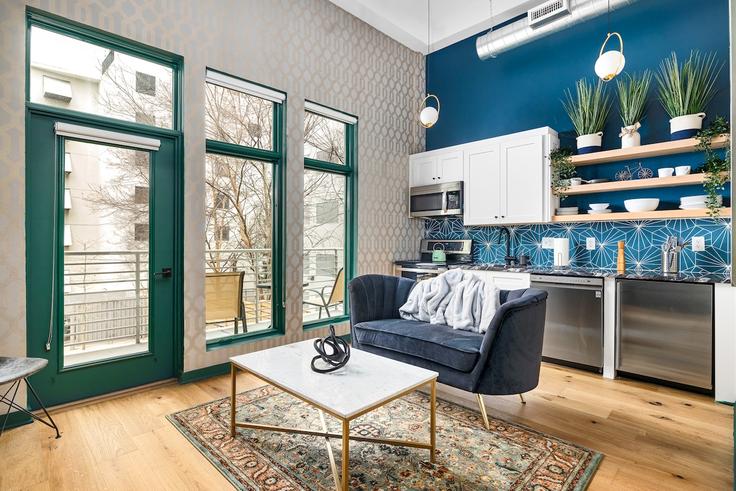 Building 12th Street Northeast - elmhurst-furnished-rentals - 1228571 - ATL adresindeki bir dairede modern mobilyalarla zarif bir şekilde tasarlanmış oturma odası Atlanta, Atlanta Building 12th Street Northeast - elmhurst-furnished-rentals - 1228571 - ATL adresindeki bir dairede modern mobilyalarla zarif bir şekilde tasarlanmış oturma odası Atlanta, Atlanta