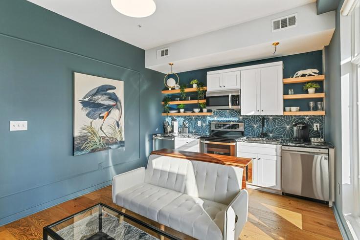 Sala de estar elegantemente projetada com móveis modernos em um apartamento no Building 13th Street Northeast - elmhurst-furnished-rentals - 1228570 - ATL em Atlanta, Atlanta