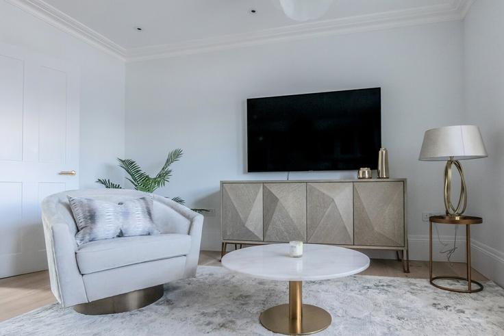 Salle de séjour élégante avec mobilier moderne dans un appartement à Building Queen's Gate - elysianhouse - 1053001 - LON à Royal Borough of Kensington and Chelsea, London