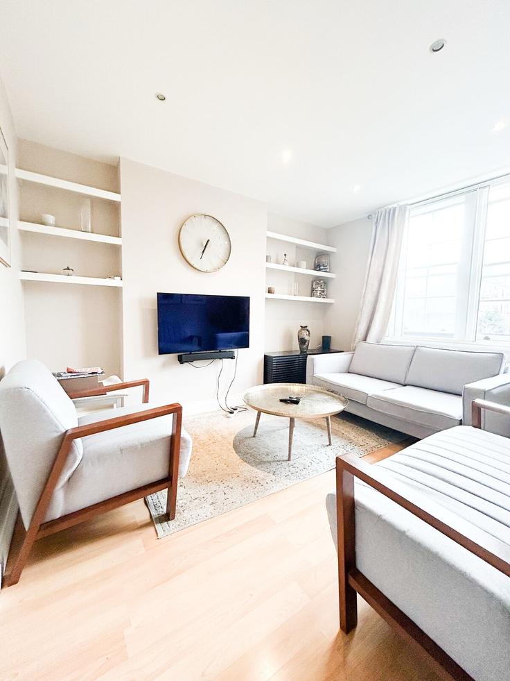 Elegant gestaltetes Wohnzimmer mit moderner Einrichtung in einer Wohnung im Building Fulham Palace Road - elysianhouse - 1054555 - LON in London Borough of Hammersmith and Fulham, London