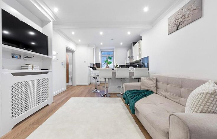 Royal Borough of Kensington and Chelsea, London에 위치한 Building Stafford Terrace - elysianhouse - 1325642 유닛의 세련된 인테리어가 돋보이는 거실