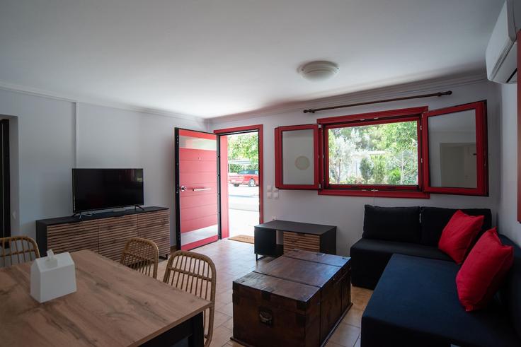 Elegant gestaltetes Wohnzimmer mit moderner Einrichtung in einer Wohnung im Building Kefallinias - elysium-estates - 1582610 in East Athens, Athens Elegant gestaltetes Wohnzimmer mit moderner Einrichtung in einer Wohnung im Building Kefallinias - elysium-estates - 1582610 in East Athens, Athens