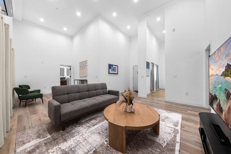 Alhambra, Alhambra에 위치한 Building 26 Fremont Avenue - emm-core-one-llc - 1695513 유닛의 세련된 인테리어가 돋보이는 거실