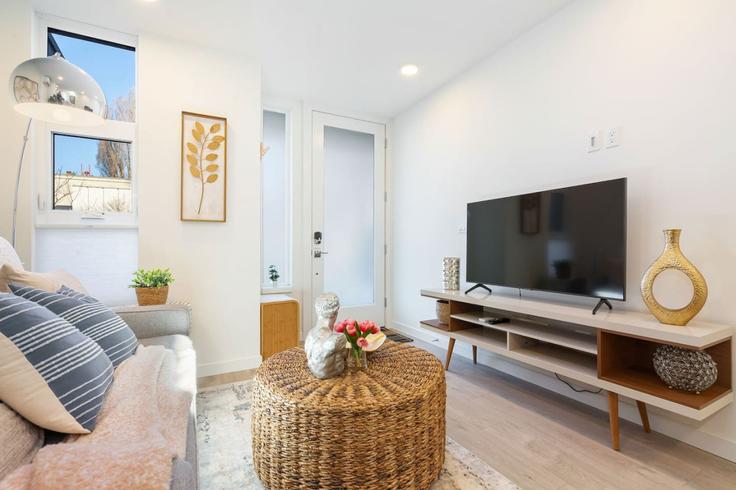 Elegant gestaltetes Wohnzimmer mit moderner Einrichtung in einer Wohnung im Building East Howell Street - enclaves - 1264549 - SEA in Seattle, Seattle