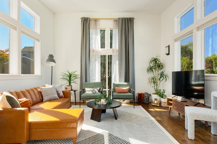 Seattle SeattleのBuilding South Orcas Street - enclaves - 1264553 - SEAのアパートメントにある、モダンな家具を備えたエレガントなデザインのリビングルーム Seattle SeattleのBuilding South Orcas Street - enclaves - 1264553 - SEAのアパートメントにある、モダンな家具を備えたエレガントなデザインのリビングルーム