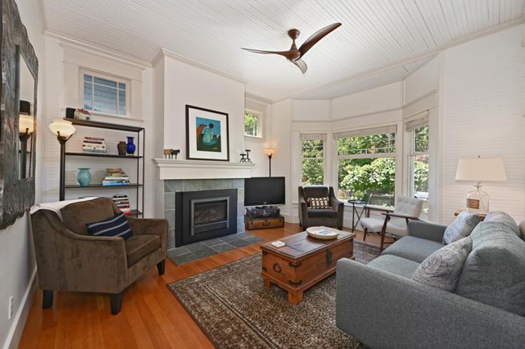 Salle de séjour élégante avec mobilier moderne dans un appartement à Building 3rd Avenue West - enclaves - 1264558 à Seattle, Seattle