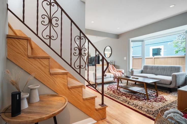 Seattle, Seattle에 위치한 Building 5th Avenue West - enclaves - 1264560 - SEA 유닛의 세련된 인테리어가 돋보이는 거실 Seattle, Seattle에 위치한 Building 5th Avenue West - enclaves - 1264560 - SEA 유닛의 세련된 인테리어가 돋보이는 거실