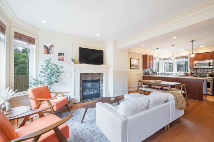 Elegant gestaltetes Wohnzimmer mit moderner Einrichtung in einer Wohnung im Building 2nd Avenue West - enclaves - 1264561 - SEA in Seattle, Seattle