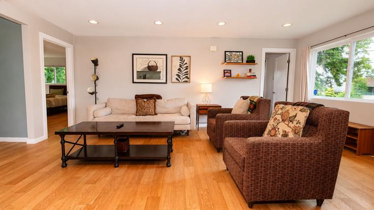 Sala de estar elegantemente projetada com móveis modernos em um apartamento no Building 23rd Avenue Northwest - enclaves - 1579742 em Seattle, Seattle