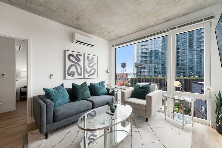 Elegante sala de estar con mobiliario moderno en un apartamento en Building West Blackhawk Street - envitae-guesty - 1466139 en Chicago, Chicago Elegante sala de estar con mobiliario moderno en un apartamento en Building West Blackhawk Street - envitae-guesty - 1466139 en Chicago, Chicago