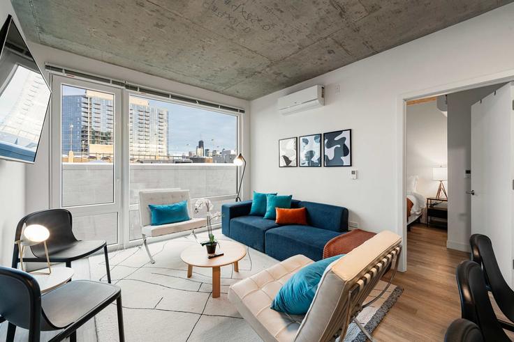 Elegantly designed living room with modern furnishings in an apartment at Building West Blackhawk Street - envitae-guesty - 1466145 in Chicago, Chicago