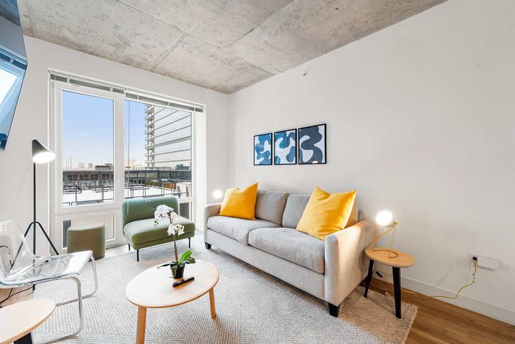 Chicago, Chicago에 위치한 Building West Blackhawk Street - envitae-guesty - 1466143 유닛의 세련된 인테리어가 돋보이는 거실 Chicago, Chicago에 위치한 Building West Blackhawk Street - envitae-guesty - 1466143 유닛의 세련된 인테리어가 돋보이는 거실