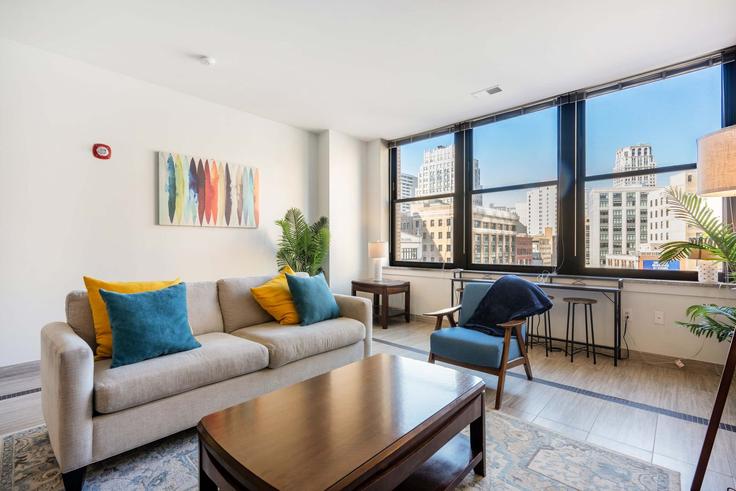 Sala de estar elegantemente projetada com móveis modernos em um apartamento no Building Griswold Street - envitae-guesty - 1024673 - DTW em Detroit, Detroit Sala de estar elegantemente projetada com móveis modernos em um apartamento no Building Griswold Street - envitae-guesty - 1024673 - DTW em Detroit, Detroit