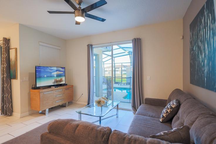 Kissimmee KissimmeeのBuilding Gatsby Street - epic-florida-rentals - 1622392のアパートメントにある、モダンな家具を備えたエレガントなデザインのリビングルーム Kissimmee KissimmeeのBuilding Gatsby Street - epic-florida-rentals - 1622392のアパートメントにある、モダンな家具を備えたエレガントなデザインのリビングルーム