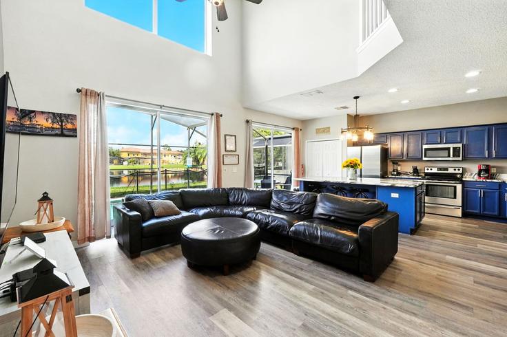 Kissimmee KissimmeeのBuilding Madiera Beach Boulevard - epic-florida-rentals - 1622398のアパートメントにある、モダンな家具を備えたエレガントなデザインのリビングルーム Kissimmee KissimmeeのBuilding Madiera Beach Boulevard - epic-florida-rentals - 1622398のアパートメントにある、モダンな家具を備えたエレガントなデザインのリビングルーム