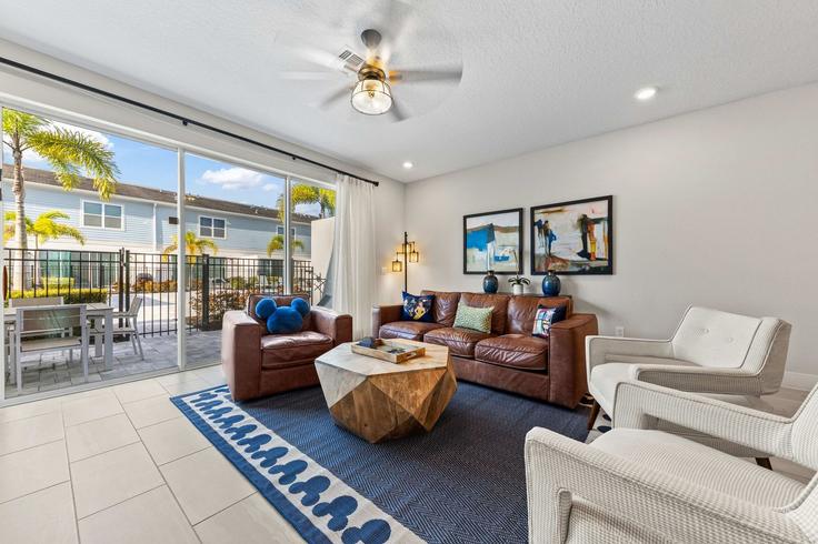 Elegante sala de estar con mobiliario moderno en un apartamento en Building Putting Green Way - epic-florida-rentals - 1622428 en Four Corners, Four Corners Elegante sala de estar con mobiliario moderno en un apartamento en Building Putting Green Way - epic-florida-rentals - 1622428 en Four Corners, Four Corners