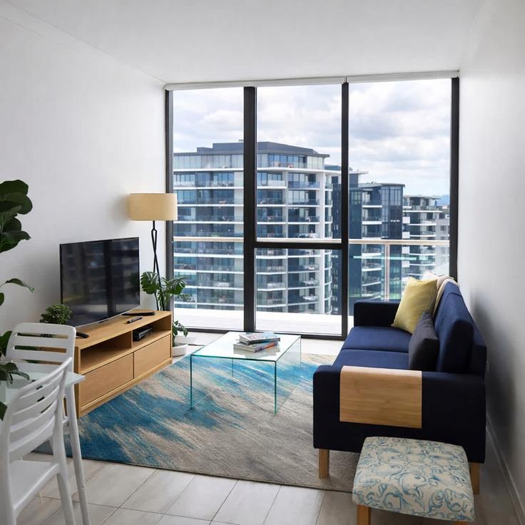 Elegante sala de estar con mobiliario moderno en un apartamento en Building Stratton Street - epic-stays - 1241417 en Newstead, Brisbane Elegante sala de estar con mobiliario moderno en un apartamento en Building Stratton Street - epic-stays - 1241417 en Newstead, Brisbane