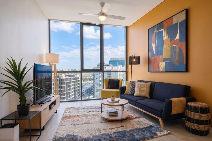 Elegante sala de estar con mobiliario moderno en un apartamento en Building Stratton Street - epic-stays - 1241422 en Newstead, Brisbane Elegante sala de estar con mobiliario moderno en un apartamento en Building Stratton Street - epic-stays - 1241422 en Newstead, Brisbane