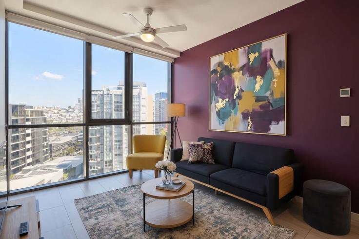 Elegante sala de estar con mobiliario moderno en un apartamento en Building Stratton Street - epic-stays - 1241413 en Newstead, Brisbane Elegante sala de estar con mobiliario moderno en un apartamento en Building Stratton Street - epic-stays - 1241413 en Newstead, Brisbane