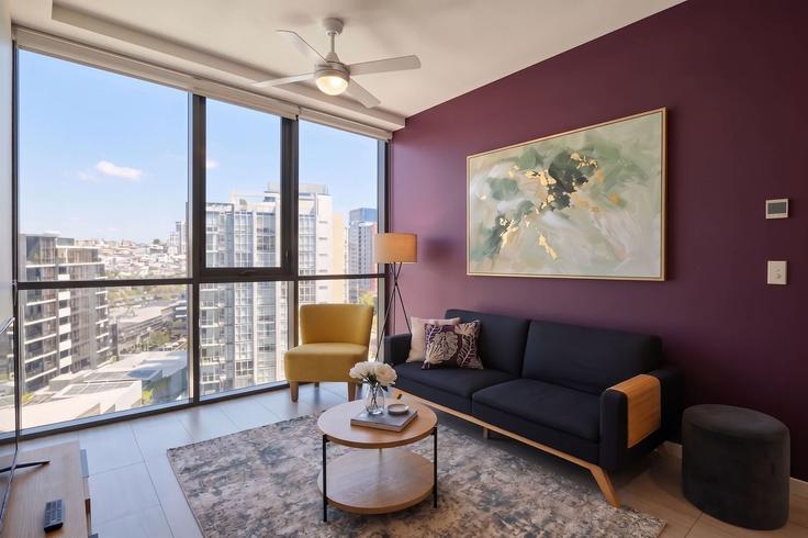 Elegant gestaltetes Wohnzimmer mit moderner Einrichtung in einer Wohnung im Building Stratton Street - epic-stays - 1241413 in Newstead, Brisbane Elegant gestaltetes Wohnzimmer mit moderner Einrichtung in einer Wohnung im Building Stratton Street - epic-stays - 1241413 in Newstead, Brisbane