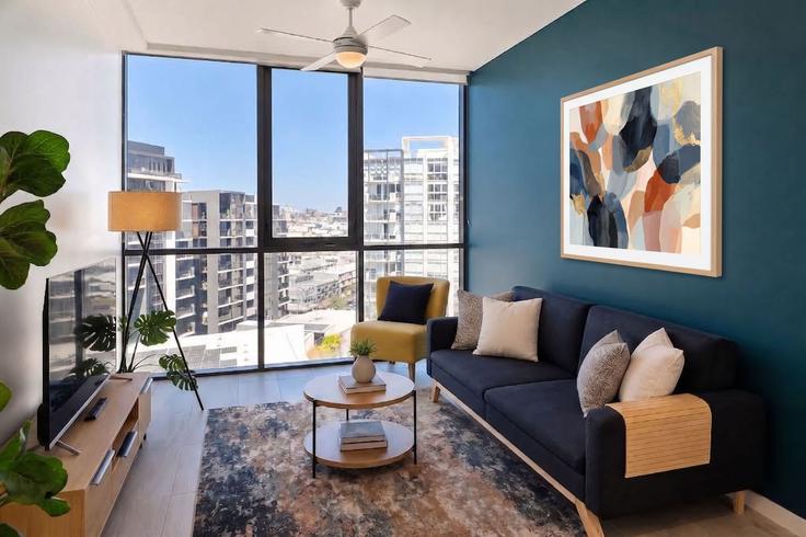 Elegant gestaltetes Wohnzimmer mit moderner Einrichtung in einer Wohnung im Building Stratton Street - epic-stays - 1241417 in Newstead, Brisbane Elegant gestaltetes Wohnzimmer mit moderner Einrichtung in einer Wohnung im Building Stratton Street - epic-stays - 1241417 in Newstead, Brisbane