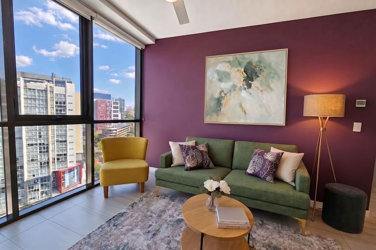 Newstead, Brisbane에 위치한 Building Stratton Street - epic-stays - 1241413 유닛의 세련된 인테리어가 돋보이는 거실 Newstead, Brisbane에 위치한 Building Stratton Street - epic-stays - 1241413 유닛의 세련된 인테리어가 돋보이는 거실