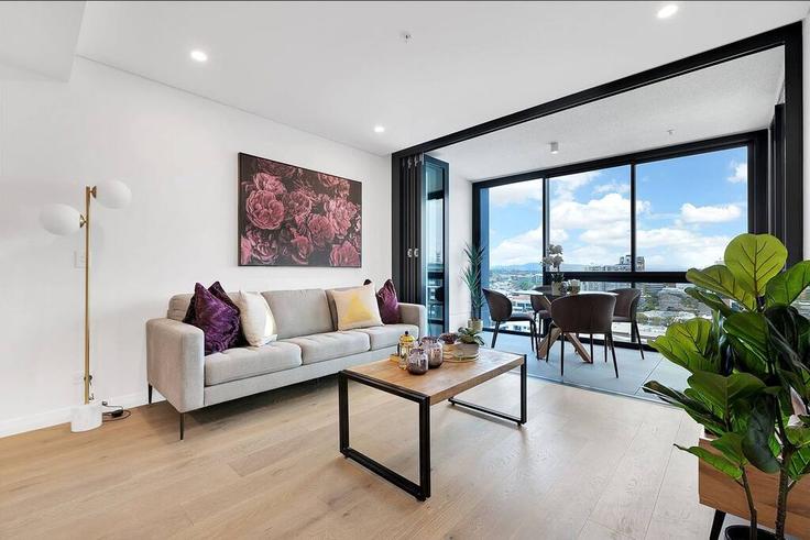 Building Wickham Street - epic-stays - 1241421 - AUS adresindeki bir dairede modern mobilyalarla zarif bir şekilde tasarlanmış oturma odası Fortitude Valley, Brisbane