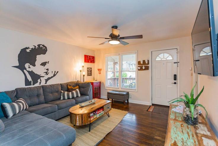 Nashville NashvilleのBuilding Gallatin Pike - epicbnb-llc - 1302205 - BNAのアパートメントにある、モダンな家具を備えたエレガントなデザインのリビングルーム Nashville NashvilleのBuilding Gallatin Pike - epicbnb-llc - 1302205 - BNAのアパートメントにある、モダンな家具を備えたエレガントなデザインのリビングルーム