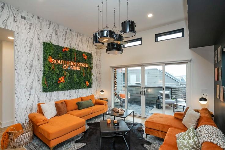 Nashville NashvilleのBuilding 12th Avenue South - epicbnb-llc - 1312335 - BNAのアパートメントにある、モダンな家具を備えたエレガントなデザインのリビングルーム Nashville NashvilleのBuilding 12th Avenue South - epicbnb-llc - 1312335 - BNAのアパートメントにある、モダンな家具を備えたエレガントなデザインのリビングルーム