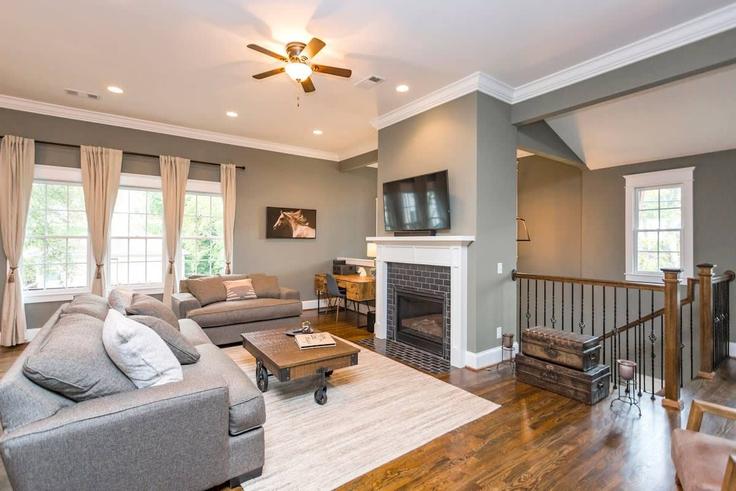Nashville NashvilleのBuilding Shelby Avenue - epicbnb-llc - 1302200 - BNAのアパートメントにある、モダンな家具を備えたエレガントなデザインのリビングルーム Nashville NashvilleのBuilding Shelby Avenue - epicbnb-llc - 1302200 - BNAのアパートメントにある、モダンな家具を備えたエレガントなデザインのリビングルーム