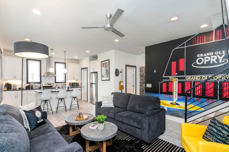 Nashville NashvilleのBuilding Baptist World Center Drive - epicbnb-llc - 1312346 - BNAのアパートメントにある、モダンな家具を備えたエレガントなデザインのリビングルーム Nashville NashvilleのBuilding Baptist World Center Drive - epicbnb-llc - 1312346 - BNAのアパートメントにある、モダンな家具を備えたエレガントなデザインのリビングルーム