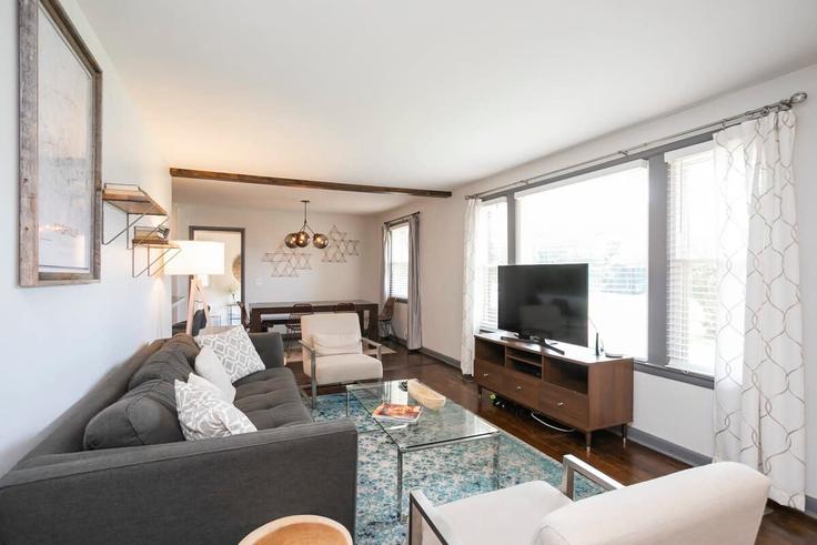 Nashville NashvilleのBuilding Potter Lane - epicbnb-llc - 1302207 - BNAのアパートメントにある、モダンな家具を備えたエレガントなデザインのリビングルーム