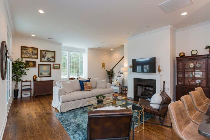 Nashville NashvilleのBuilding Smiley Street - epicbnb-llc - 1312372 - BNAのアパートメントにある、モダンな家具を備えたエレガントなデザインのリビングルーム Nashville NashvilleのBuilding Smiley Street - epicbnb-llc - 1312372 - BNAのアパートメントにある、モダンな家具を備えたエレガントなデザインのリビングルーム