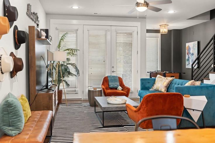 Nashville NashvilleのBuilding Wedgewood Avenue - epicbnb-llc - 1312345 - BNAのアパートメントにある、モダンな家具を備えたエレガントなデザインのリビングルーム Nashville NashvilleのBuilding Wedgewood Avenue - epicbnb-llc - 1312345 - BNAのアパートメントにある、モダンな家具を備えたエレガントなデザインのリビングルーム