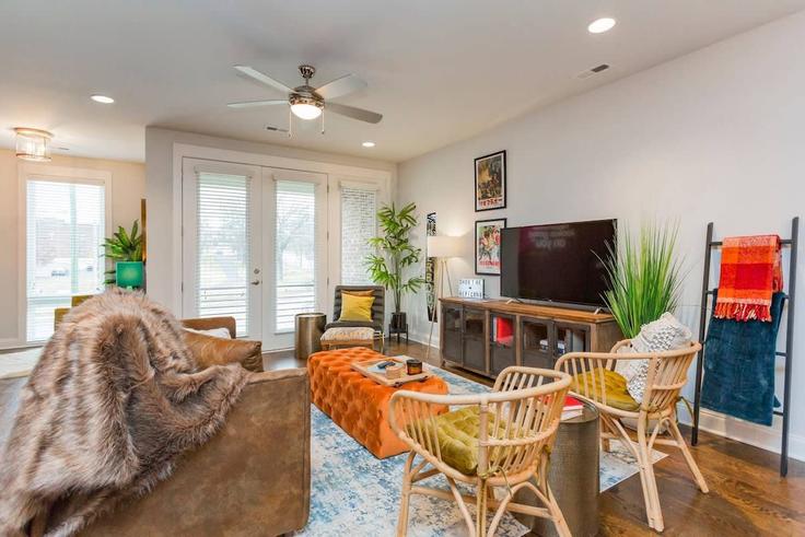 Nashville NashvilleのBuilding Wedgewood Avenue - epicbnb-llc - 1312423 - BNAのアパートメントにある、モダンな家具を備えたエレガントなデザインのリビングルーム Nashville NashvilleのBuilding Wedgewood Avenue - epicbnb-llc - 1312423 - BNAのアパートメントにある、モダンな家具を備えたエレガントなデザインのリビングルーム