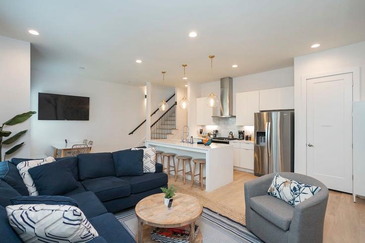 Nashville NashvilleのBuilding Scovel Street - epicbnb-llc - 1312348 - BNAのアパートメントにある、モダンな家具を備えたエレガントなデザインのリビングルーム Nashville NashvilleのBuilding Scovel Street - epicbnb-llc - 1312348 - BNAのアパートメントにある、モダンな家具を備えたエレガントなデザインのリビングルーム
