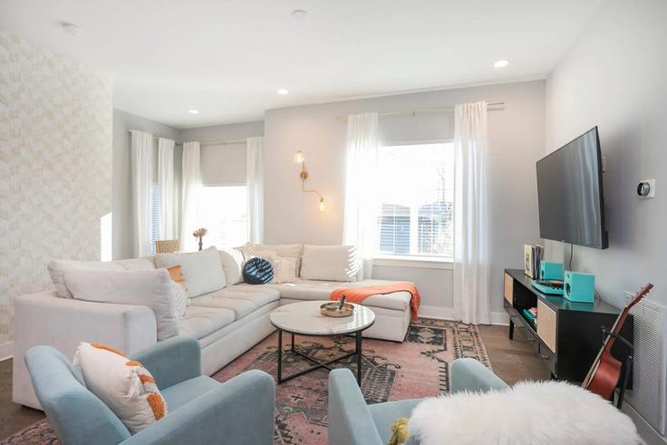Nashville NashvilleのBuilding Scovel Street - epicbnb-llc - 1312369 - BNAのアパートメントにある、モダンな家具を備えたエレガントなデザインのリビングルーム Nashville NashvilleのBuilding Scovel Street - epicbnb-llc - 1312369 - BNAのアパートメントにある、モダンな家具を備えたエレガントなデザインのリビングルーム