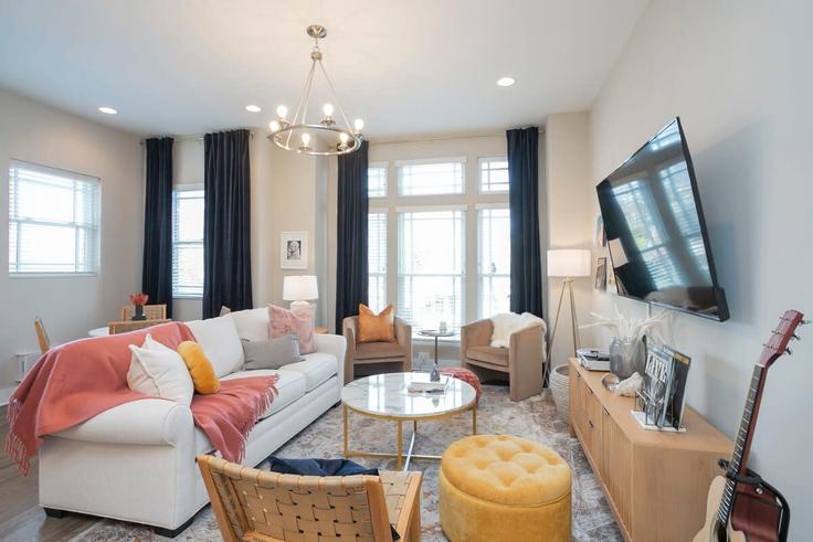 Nashville NashvilleのBuilding 26th Avenue North - epicbnb-llc - 1312350 - BNAのアパートメントにある、モダンな家具を備えたエレガントなデザインのリビングルーム