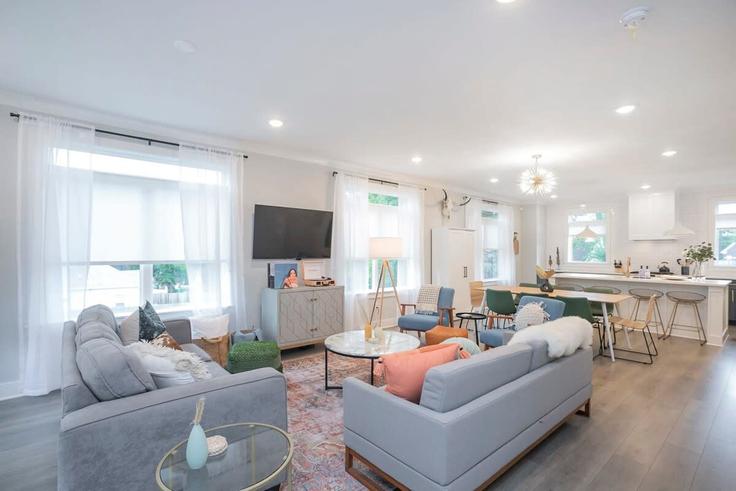 Elegant gestaltetes Wohnzimmer mit moderner Einrichtung in einer Wohnung im Building North 9th Street - epicbnb-llc - 1312373 - BNA in Nashville, Nashville