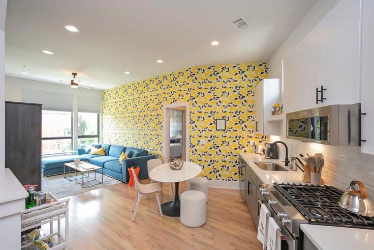 Nashville NashvilleのBuilding 19th Avenue South - epicbnb-llc - 1302208 - BNAのアパートメントにある、モダンな家具を備えたエレガントなデザインのリビングルーム Nashville NashvilleのBuilding 19th Avenue South - epicbnb-llc - 1302208 - BNAのアパートメントにある、モダンな家具を備えたエレガントなデザインのリビングルーム